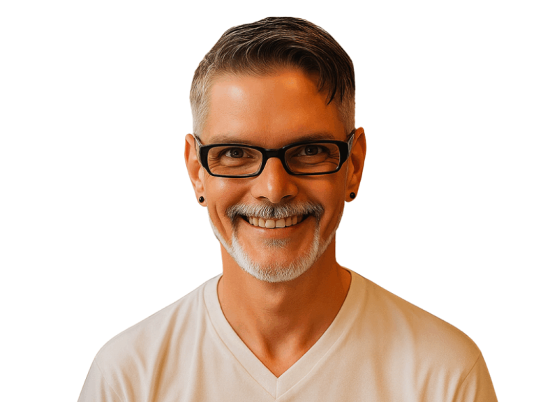 Lächelnder Mann mit Brille und grauen Haaren, trägt ein weißes T-Shirt Treppenlift Experten